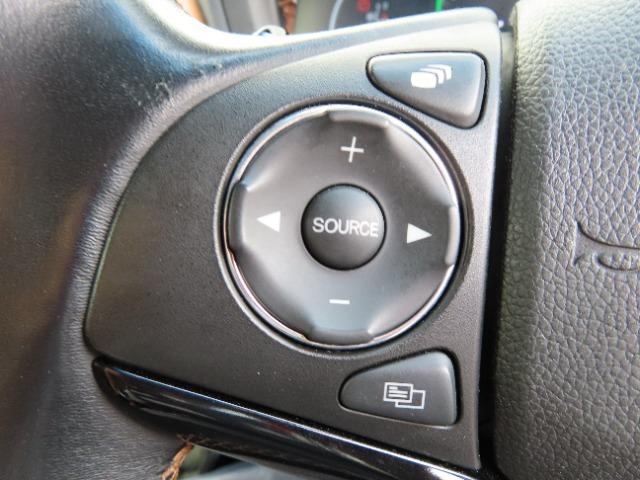 ステアリングリモコンは運転中でも簡単に音量調整やチャンネル変更も出来ちゃいます！わき見運転防止にもつながるので安心ですね！