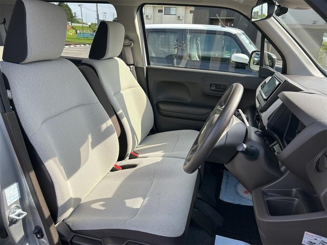 女性の方ももちろんですが、運転席側、助手席側の足元スペースが広いので男性の方が運転しても窮屈になりにくいですよ！