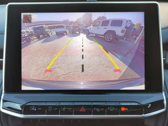 バックカメラはリバース連動はもちろんのこと、ハンドルとも連動しているのでガイドラインに沿って駐車をすることが可能です。