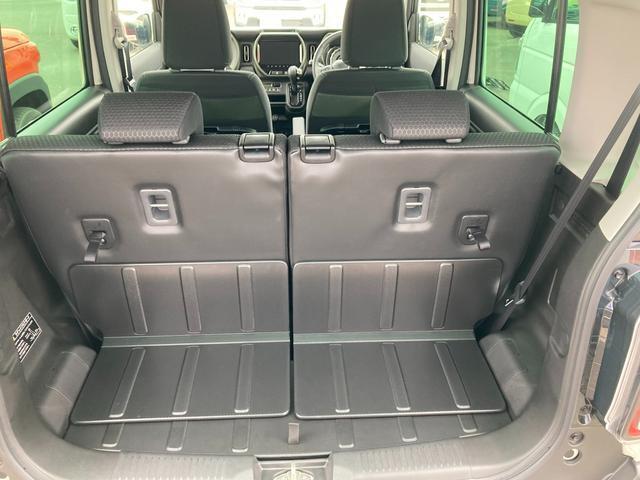 リヤ部荷室の様子です。リヤシートを前方に倒せばより大きな荷物を載せられます。