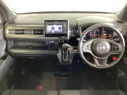 車内は光触媒抗菌消臭施工済です。インパネ周りはスタイリッシュなデザインで機能や装備も充実しています。グローブボックスやカップホルダーのほかにトレーなどたくさんの収納スペースが付いています。