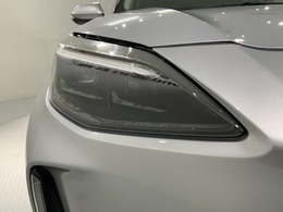 LEDヘッドライトは、点灯の瞬間から最大光量を発揮し、突然暗くなるトンネルなどでの安定感を高めます。