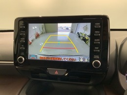リバースギアに入れるだけで後方の表示へ切り替わります。夜間や雨の日の駐車も楽になりますよ。
