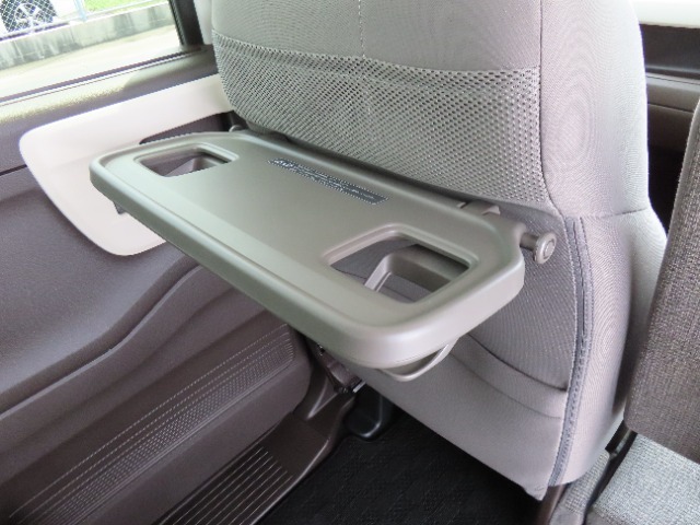 【シートバックテーブル】休憩時のちょっとした小物置きに使える、前席背面の格納式のテーブルです。車内でのお食事シーンにとても便利です。