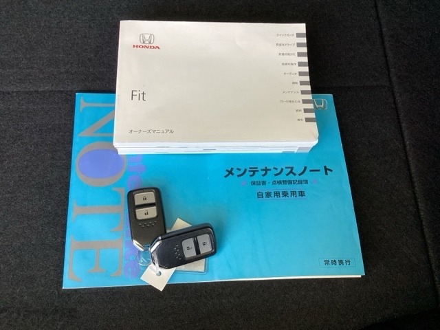 メンテナンスノート【整備記録簿】、取説も揃っています。スマートキーはバッグなどにしまったままボタン操作でエンジンの始動・停止ができて大変便利です。
