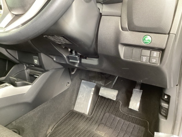 燃費をよくするECON、オートリトラミラー、横滑りを防ぐVSAなどのスイッチは、運転席の右側、手の届きやすい位置にあります。