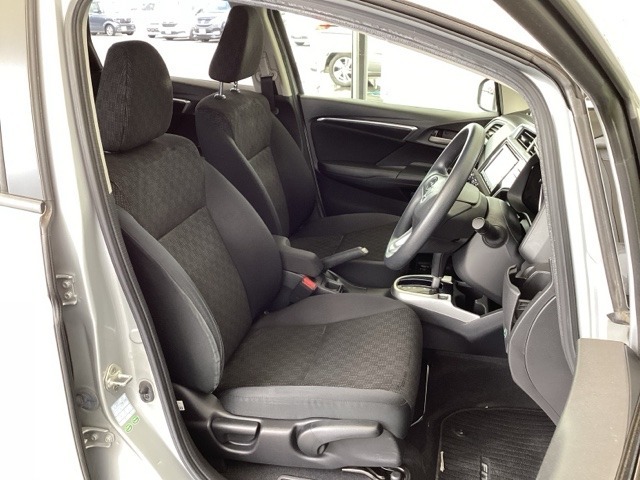 フロント広々、セパレートシートの運転席は、ハイトアジャスターが付いているので、快適にドライブができます。ハンドルはチルトステアリングで、ハンドル位置を上下に調節できます。