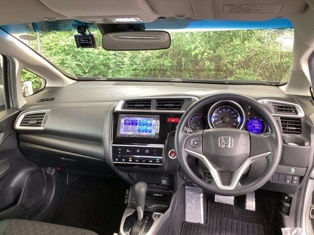 まぶしい日差しをやわらげる、青色のハーフシェイドフロントウィンドウがついています。また、フルオートエアコンで快適です。