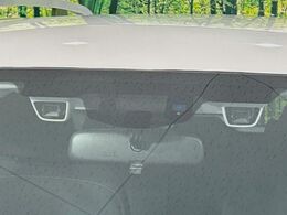 【アイサイトVer2】前方の車両等を検知し、衝突しそうな時は警報で注意を促し、ブレーキを踏む力をサポート。ブレーキを踏めなかった場合は衝突被害軽減ブレーキが作動、衝突回避をサポートします。