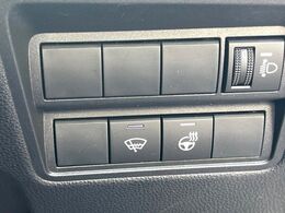 【ステアリングヒーター】冬場に冷たくなりやすい革巻きステアリングを、スイッチ一つで素早く適温に！エアコンよりも早く温まってくれるので、寒い日の運転も快適になりますね♪