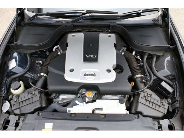 きれいなエンジンルームです。オイル漏れや異音もなく良好です。