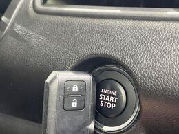 【キーレススタートシステム】カバンやポケットに入れたままでもドアの施錠・解錠が可能なスマートキーを装備。エンジンのオン・オフ時もカギを取り出す必要が無いからとっても便利です♪