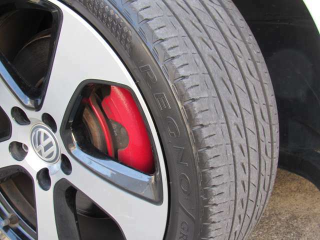 タイヤ残量をj確認下さい。右前タイヤの残量ですが、すべてのタイヤ残量では5部山位となります。ホイルキズもなく良い状態です。
