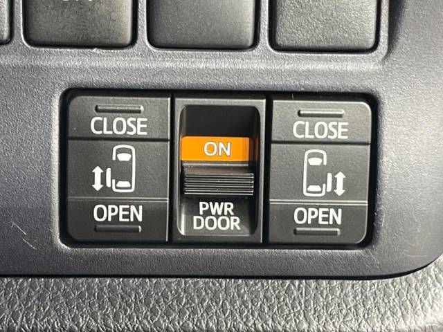 【両側パワースライドドア】スマートキーや運転席のスイッチで後席両側スライドドアの開閉が可能♪電動だから力を入れてドアを開ける必要が無く、小さなお子様でも簡単に開け閉めでき快適です♪