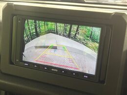 【バックカメラ】駐車時に後方がリアルタイム映像で確認できます。大型商業施設や立体駐車場での駐車時や、夜間のバック時に大活躍！運転スキルに関わらず、今や必須となった装備のひとつです！