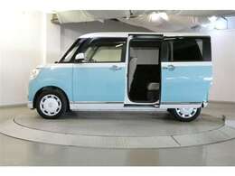 電動スライドドアですから小さな子供さんやお年寄りの方でも広く開いているので乗り降りが楽に出来ますよ。