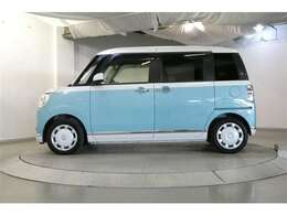 助手席側は電動スライドドアになってます。運転席やキーのリモコンで開閉できるので手が塞がっていても楽に積み降ろし出来ますよ。