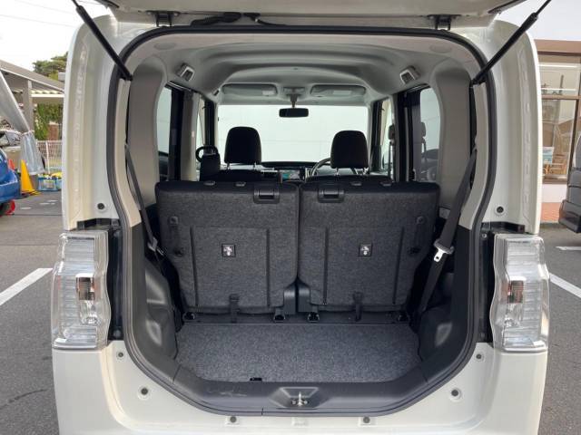 普段のお買い物や通勤、送迎等に十分な荷室スペースを確保しております。セカンドシートを倒すと、大きな荷物の積載も可能です♪