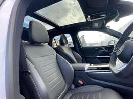 【パノラミックライディングルーフ】紫外線を効果的に遮るUVカットガラスを採用し、ウインドデフレクターも装備しています。ワンタッチ開閉機能、挟み込み防止装置も備わります。後部座席のガラスは開閉しません。