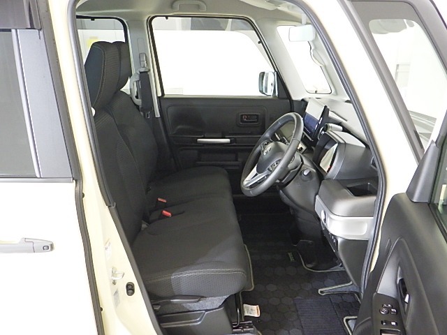 すわり心地の良い運転席・助手席です。長時間のドライブの疲れ軽減に貢献します。どうぞ快適なドライブを♪
