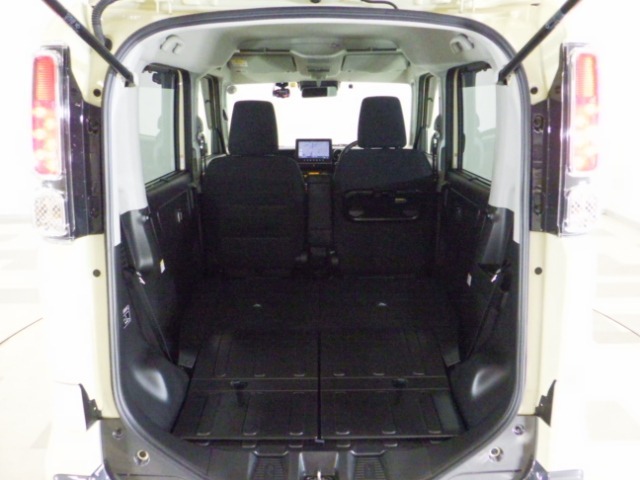 リアシートを倒せば広々荷室の出来上がり♪アレンジ次第でさまざまな荷物が積み込めますよ。