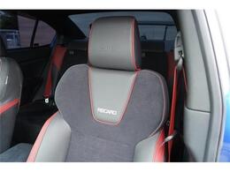 レッドステッチ入RECAROスポーツシート装備☆ドイツのメーカーRECAROが製造するシート☆人間工学に基づいた設計で、ホールド性や快適性を実現しています☆