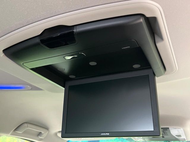 【フリップダウンモニター】大画面モニターで後席でもエンタメをお楽しみいただけます。小さなお子様にも大人気の装備です♪