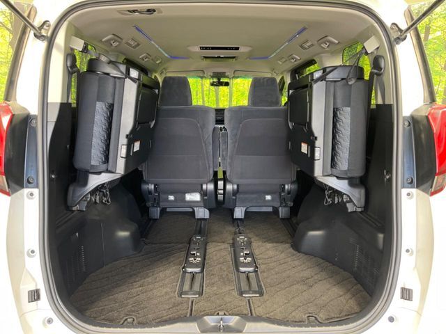 後席を格納すると、これだけの広さが！シーンに合わせたシートアレンジで、大きな荷物も積むことが出来ます♪