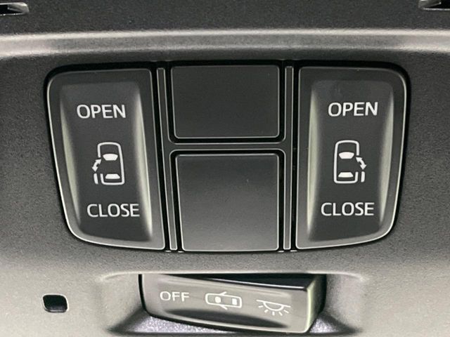 【両側パワースライドドア】スマートキーや運転席のスイッチで後席両側スライドドアの開閉が可能♪電動だから力を入れてドアを開ける必要が無く、小さなお子様でも簡単に開け閉めでき快適です♪