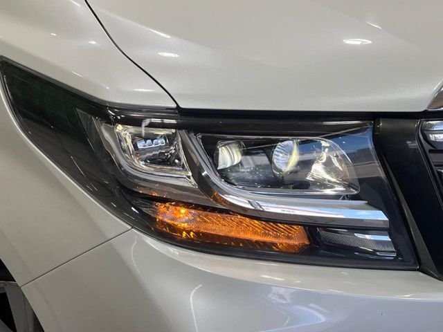 【LEDヘッドライト】悪天候や夜間走行時も良好な視界を確保し安心して運転できる高輝度LEDヘッドライトを装備！点灯速度が早く、消費電力も抑えられています。