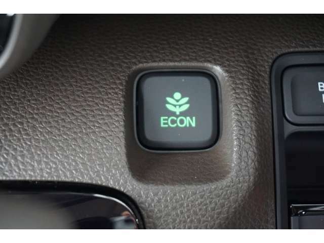 【ECONスイッチ】　エンジン、トランスミッション、エアコンの作動を制御して、省燃費運転をしやすくするように制御します。