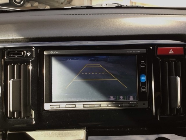 【バックカメラ】運転が苦手な方も車庫入れラクラクです！ギアをリバースに入れれば自動的に切り換わりますので、面倒な操作は不要です♪狭い駐車場もお車を傷つけず安心ですね！