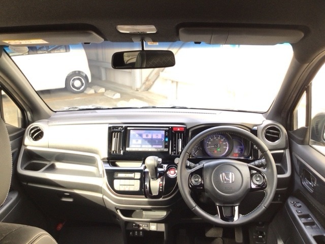 【前方視界】開放的な前方視界！運転がしやすく疲れにくいです♪窓が大きく、見通しがとっても良いおクルマですよ♪
