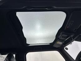 【ガラスルーフ】天井に外の景色が広がり、開放的な車内を感じることができます！曇りや雨の日でも外の明るさを取り入れたり、雨音をアクセントに変えたり、いつもの運転がぐっと楽しくなるはずです！