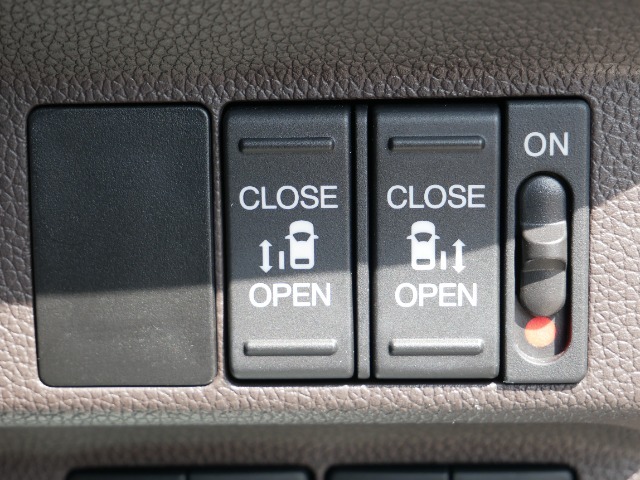 【両側電動スライドドア】電動で作動するため、ドアの開閉が楽々。センサーを搭載していて挟まれたりすることも防ぎ安全です。さらにドアが平行に開き狭いスペースでの乗降もしやすいです。