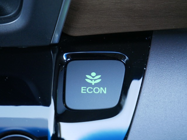 【ECONスイッチ】　ECONスイッチを押すと、加速時のアクセルの踏みすぎやエアコンの効きすぎなどを抑え燃費向上に役立ちます。