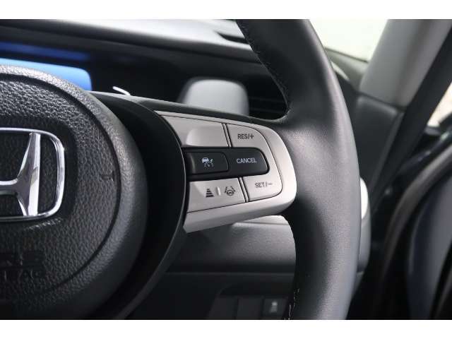 Hondaセンシングの機能のひとつ、アダプティブクルーズコントロール付！アクセルから足を離しても設定したスピードと前車との車間を保ち走行してくれます！車線維持もアシスト☆高速道路で疲労軽減ですね☆