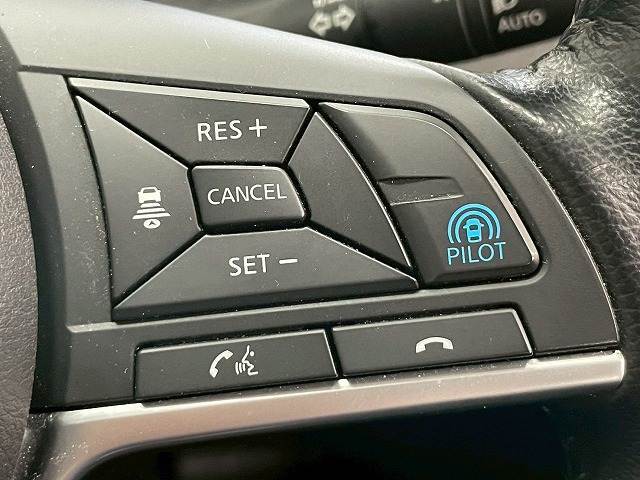 【プロパイロット】日産の革新的かつ安心して使用できる高速道路での単一車線での運転支援技術です。