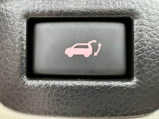 【電動リアゲート】装備しております。両手が塞がた状態からワンタッチでリアゲートを開閉出来る便利なオプションです。