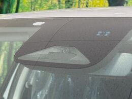 【ホンダセンシング】走行中に前方の車両等を認識し、衝突しそうな時は警報とブレーキで衝突回避と被害軽減をアシスト。より安全にドライブをお楽しみいただけます。