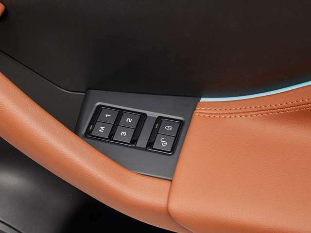 運転席側は3名分の電動シート位置メモリーが保存できます。