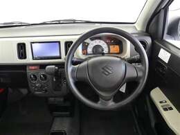 各種操作スイッチなども使いやすく配置されている運転席です。