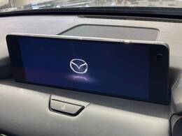 【12.3インチマツダコネクト】車内の雰囲気にマッチした大型ディスプレイ。スマホ接続でのナビ使用やBluetooth再生等、様々な機能が楽しめます。直感的なダイヤル操作が可能で、使い勝手も良好です。