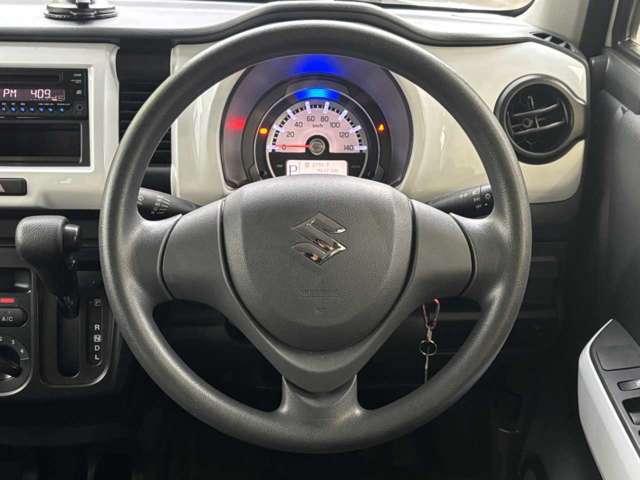 ステアリングは、常に目にする重要部分！同じ様でいて、それぞれのデザインや装備に、メーカーのこだわりが感じられます！