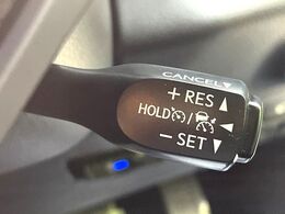 【レーダークルーズコントロール】高速道路での長距離走行が楽に！！自動で速度を保つクルーズコントロールが、衝突軽減システムと連携し、前方の車両を感知して車間を保つように速度調節してくれます！！