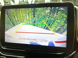 【バックカメラ】駐車時に後方がリアルタイム映像で確認できます。大型商業施設や立体駐車場での駐車時や、夜間のバック時に大活躍！運転スキルに関わらず、今や必須となった装備のひとつです！