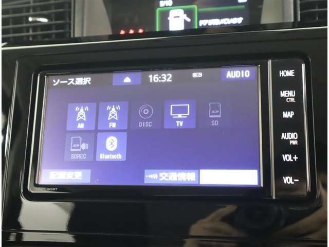 DVD/CD/SD再生機能付き、フルセグTV、Bluetooth接続対応でスマホの音楽も楽しめます。シンプルな操作のTOYOTA純正ナビゲーション。