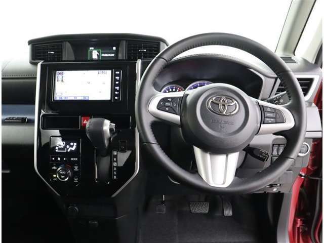 足元広々、視界良好な運転席です