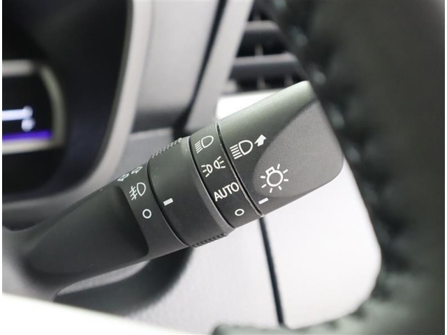暗くなると自動で点灯AUTOライトは、連続するトンネルで重宝しますね