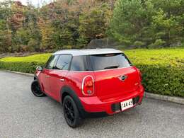 プッシュスタート！　革巻きステアリング！ドライブレコーダー！キーレス！ETC！オートエアコン！17インチ純正アルミホイール！電動ミラー！パワーウインドウ！フォグランプ等の装備も充実です。